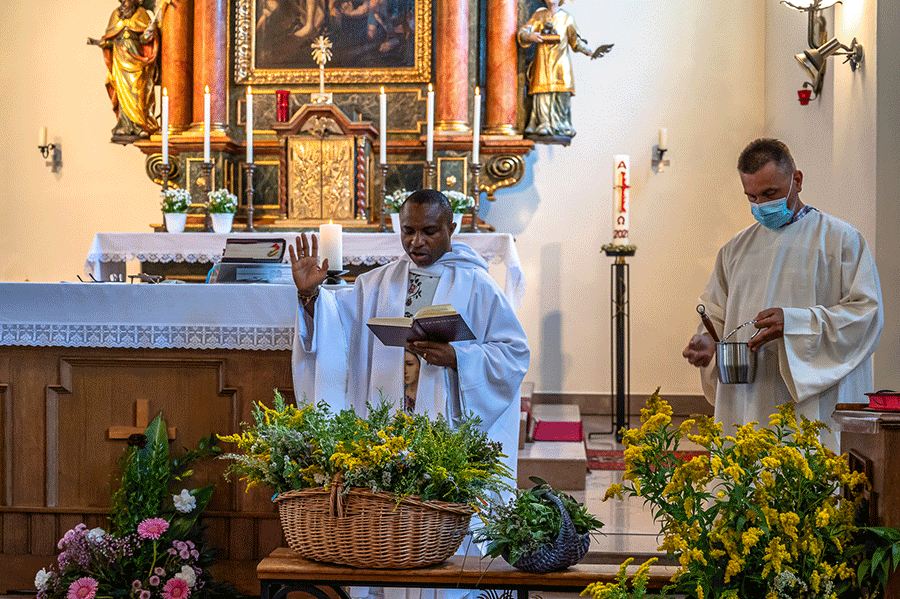 Pater Emanuel bei der Kräutersegnung während des Sonntagsgottesdienstes in der Dorfkirche - Foto: JoSt © 2021